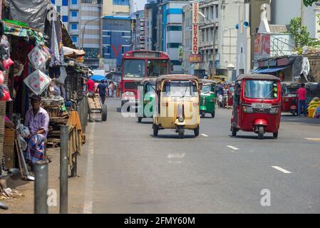 COLOMBO, SRI LANKA - 23 FEBBRAIO 2020: Sulla strada urbana della moderna Colombo Foto Stock