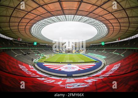 Berlino, Germania. 12 maggio 2021. Calcio: Coppa DFB, prima della finale RB Lipsia - Borussia Dortmund all'Olympiastadion Berlino. Vista dello Stadio Olimpico. Credito: Jan Woitas/dpa-Zentralbild/dpa - NOTA IMPORTANTE: In conformità con le norme del DFL Deutsche Fußball Liga e/o del DFB Deutscher Fußball-Bund, è vietato utilizzare o utilizzare fotografie scattate nello stadio e/o della partita sotto forma di sequenze fotografiche e/o serie fotografiche di tipo video./dpa/Alamy Live News Foto Stock