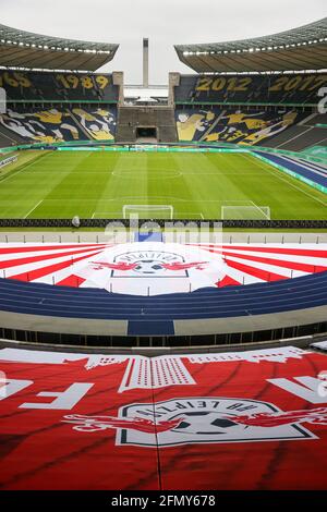 Berlino, Germania. 12 maggio 2021. Calcio: Coppa DFB, prima della finale RB Lipsia - Borussia Dortmund all'Olympiastadion Berlino. Vista dello Stadio Olimpico. Credito: Jan Woitas/dpa-Zentralbild/dpa - NOTA IMPORTANTE: In conformità con le norme del DFL Deutsche Fußball Liga e/o del DFB Deutscher Fußball-Bund, è vietato utilizzare o utilizzare fotografie scattate nello stadio e/o della partita sotto forma di sequenze fotografiche e/o serie fotografiche di tipo video./dpa/Alamy Live News Foto Stock