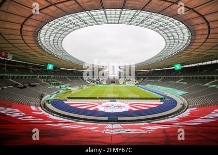 Berlino, Germania. 12 maggio 2021. Calcio: Coppa DFB, prima della finale RB Lipsia - Borussia Dortmund all'Olympiastadion Berlino. Vista dello Stadio Olimpico. Credito: Jan Woitas/dpa-Zentralbild/dpa - NOTA IMPORTANTE: In conformità con le norme del DFL Deutsche Fußball Liga e/o del DFB Deutscher Fußball-Bund, è vietato utilizzare o utilizzare fotografie scattate nello stadio e/o della partita sotto forma di sequenze fotografiche e/o serie fotografiche di tipo video./dpa/Alamy Live News Foto Stock