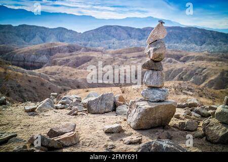 Pietre di impilamento in Mecca Hills Palm Spring, California Foto Stock