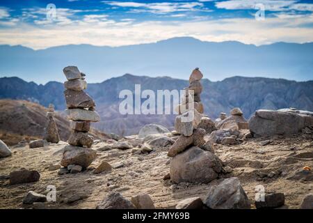 Pietre di impilamento in Mecca Hills Palm Spring, California Foto Stock