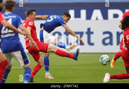 Gelsenkirchen, Germania. 12 maggio 2021. Primo: 12.05.2021, Fuvuball, 1. Bundesliga, stagione 2020/2021, FC Schalke 04 - Hertha BSC Berlin Amine Harit, spara, il, obiettivo, a, 1: 0 credito: Ralf Ibing/primo Sportphoto/pool, 48 ore di embargo dopo la fine del gioco per gli utenti secondari !!! Si applicano le condizioni di utilizzo DELLA PISCINA A !!! | utilizzo in tutto il mondo/dpa/Alamy Live News Foto Stock