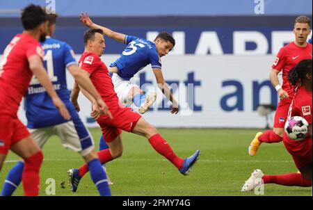 Gelsenkirchen, Germania. 12 maggio 2021. Primo: 12.05.2021, Fuvuball, 1. Bundesliga, stagione 2020/2021, FC Schalke 04 - Hertha BSC Berlin Amine Harit, spara, il, obiettivo, a, 1: 0 credito: Ralf Ibing/primo Sportphoto/pool, 48 ore di embargo dopo la fine del gioco per gli utenti secondari !!! Si applicano le condizioni di utilizzo DELLA PISCINA A !!! | utilizzo in tutto il mondo/dpa/Alamy Live News Foto Stock