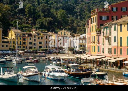 Vista sul porto turistico e sul lungomare della città italiana di Portofino. Foto Stock