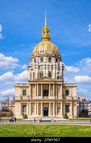 Facciata del Dome des Invalides a Parigi, in Francia, un'ex chiesa che ospita la tomba di Napoleone Bonaparte sotto la sua cupola dorata. Foto Stock