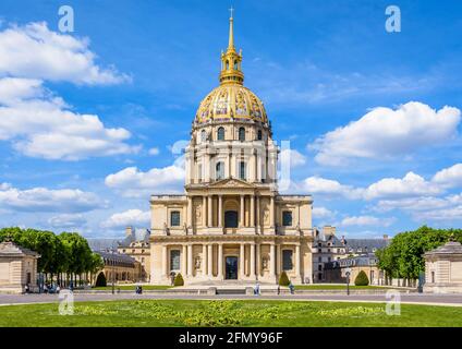 Facciata del Dome des Invalides a Parigi, in Francia, un'ex chiesa che ospita la tomba di Napoleone Bonaparte sotto la sua cupola dorata. Foto Stock