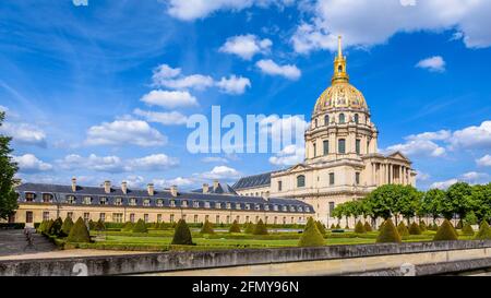 Vista panoramica dell'Hotel des Invalides a Parigi, Francia, con il Duomo des Invalides e la sua cupola dorata, che ospita la tomba di Napoleone Bonaparte. Foto Stock