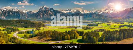 paesaggio panoramico con la catena montuosa delle alpi in primavera Foto Stock
