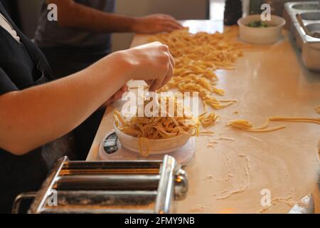 lavorazione della pasta fresca fatta a mano. primo piano Foto Stock