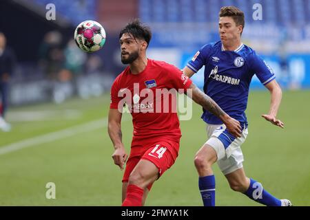 Gelsenkirchen, Germania. 12 maggio 2021. Primo: 12.05.2021, Fuvuball, 1. Bundesliga, stagione 2020/2021, FC Schalke 04 - Hertha BSC Berlin duelli, Omar Alderete, contro, Matthew Hoppe Credit: Ralf Ibing/primo Sportphoto/pool, 48 ore di embargo dopo la fine del gioco per gli utenti secondari !!! Si applicano le condizioni di utilizzo DELLA PISCINA A !!! | utilizzo in tutto il mondo/dpa/Alamy Live News Foto Stock