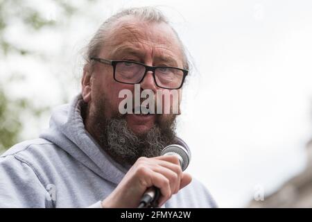 Londra, Regno Unito. 11 Maggio 2021. Adrian Weir, vice capo del personale di Unite l'Unione, si rivolge a migliaia di persone che partecipano a una protesta d'emergenza in solidarietà con il popolo palestinese organizzato fuori Downing Street dalla Campagna di solidarietà della Palestina, Friends of al Aqsa, Stop the War Coalition e Palestinese Forum in Gran Bretagna. Il raduno si è svolto in protesta contro le incursioni aeree israeliane a Gaza, lo spiegamento delle forze israeliane contro i fedeli alla moschea di al-Aqsa durante il Ramadan e i tentativi di spostare forzatamente le famiglie palestinesi dal quartiere dello Sheikh Jarrah di Gerusalemme Est. Foto Stock