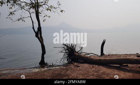 Vista laterale sul lago Pavana durante l'inverno. Il lago Pavana si trova a Lonavala, una stazione collinare nei pressi di Maharashtra, India Foto Stock