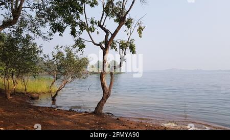 Vista laterale sul lago Pavana durante l'inverno. Il lago Pavana si trova a Lonavala, una stazione collinare nei pressi di Maharashtra, India Foto Stock