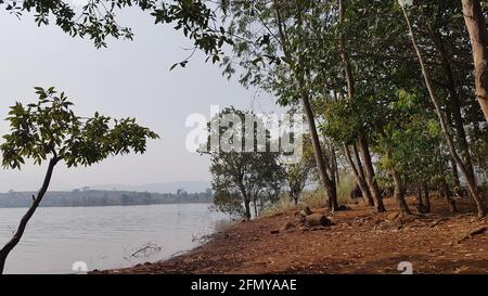 Vista laterale sul lago Pavana durante l'inverno. Il lago Pavana si trova a Lonavala, una stazione collinare nei pressi di Maharashtra, India Foto Stock