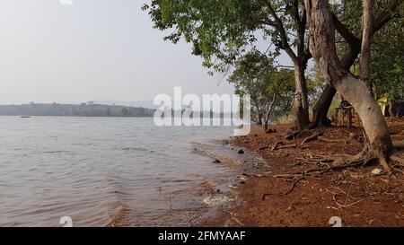 Vista laterale sul lago Pavana durante l'inverno. Il lago Pavana si trova a Lonavala, una stazione collinare nei pressi di Maharashtra, India Foto Stock