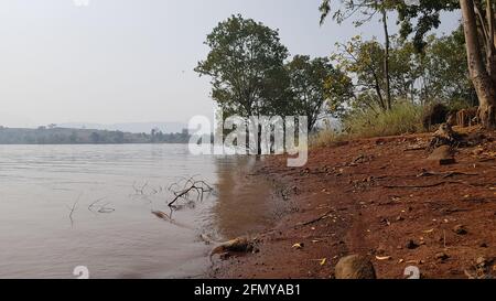 Vista laterale sul lago Pavana durante l'inverno. Il lago Pavana si trova a Lonavala, una stazione collinare nei pressi di Maharashtra, India Foto Stock