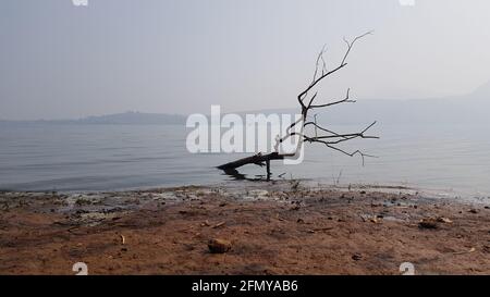 Vista laterale sul lago Pavana durante l'inverno. Il lago Pavana si trova a Lonavala, una stazione collinare nei pressi di Maharashtra, India Foto Stock