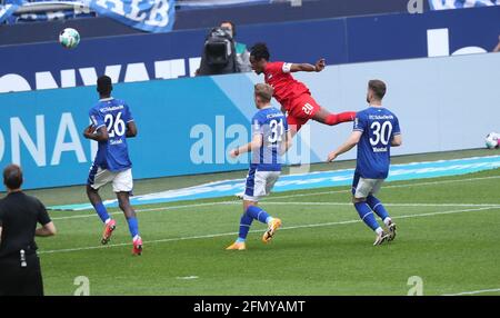 Gelsenkirchen, Germania. 12 maggio 2021. Primo: 12.05.2021, pallone da calcio, 1. Bundesliga, stagione 2020/2021, FC Schalke 04 - Hertha BSC Berlin Dedryck Boyata, spara, il, obiettivo, a, 1: 1 credito: Otmar Inverno/piscina/viafirosportphoto, 48 ore di embargo dopo la fine del gioco per gli utenti secondari !!! Si applicano le condizioni di utilizzo DELLA PISCINA A !!! | utilizzo in tutto il mondo/dpa/Alamy Live News Foto Stock