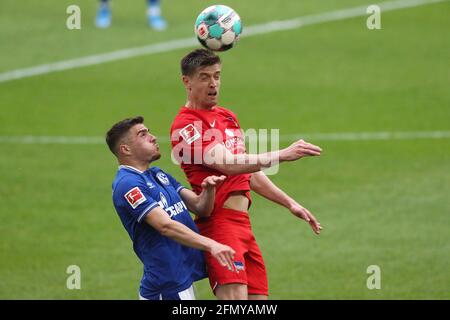 Gelsenkirchen, Germania. 12 maggio 2021. Primo: 12.05.2021, Fuvuball, 1. Bundesliga, stagione 2020/2021, FC Schalke 04 - Hertha BSC Berlin duelli, Blendi Idrizi, Versus, Krzysztof Piatek Credit: Otmar Inverno/pool/viafirosportphoto, 48 ore di blocco dopo la fine del gioco per gli utenti secondari! !!! Si applicano le condizioni di utilizzo DELLA PISCINA A !!! | utilizzo in tutto il mondo/dpa/Alamy Live News Foto Stock