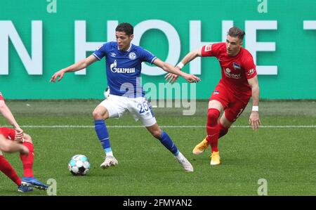 Gelsenkirchen, Germania. 12 maggio 2021. Primo: 12.05.2021, Fuvuball, 1. Bundesliga, stagione 2020/2021, FC Schalke 04 - Hertha BSC Berlin duelli, Amine Harit, Versus, Peter Pekarik credito: Otmar Inverno/pool/viafirosportphoto, 48 ore di blocco dopo la fine del gioco per gli utenti secondari! !!! Si applicano le condizioni di utilizzo DELLA PISCINA A !!! | utilizzo in tutto il mondo/dpa/Alamy Live News Foto Stock