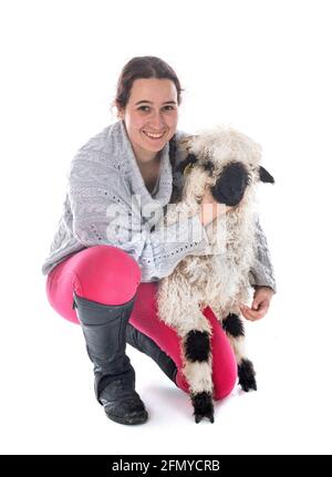 Valais Blacknose e donna di fronte a sfondo bianco Foto Stock