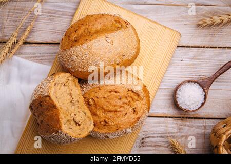 Focacce di pane intere appena sfornate Foto Stock