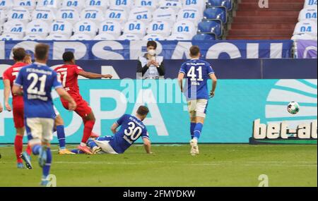 Gelsenkirchen, Germania. 12 maggio 2021. Primo: 12.05.2021, Fuvuball, 1. Bundesliga, stagione 2020/2021, FC Schalke 04 - Hertha BSC Berlin Jessic Ngankam, spara, il, obiettivo, per, 1: 2 credito: Ralf Ibing/primo Sportphoto/pool, 48 ore di embargo dopo la fine del gioco per gli utenti secondari !!! Si applicano le condizioni di utilizzo DELLA PISCINA A !!! | utilizzo in tutto il mondo/dpa/Alamy Live News Foto Stock