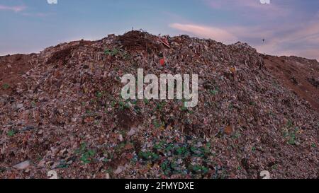 Vista di una montagna di rifiuti in una discarica della città Foto Stock