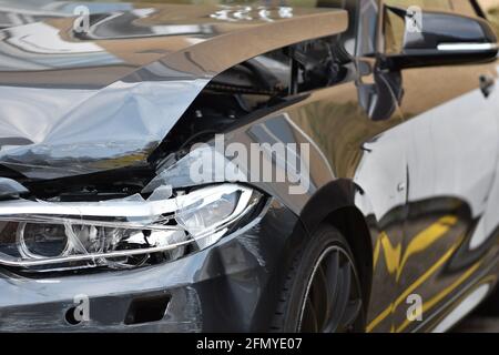 Vettura danneggiata in seguito a incidente stradale di collisione anteriore. Presenta graffi sullo smalto. Foto Stock