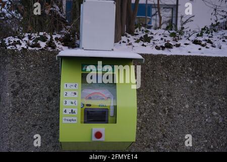 Defibrillatore automatico esterno installato in un luogo pubblico, in strada. Foto Stock