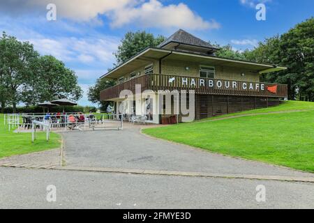 Persone sedute a mangiare e bere fuori dell'Harbour Café, Rutland Water, Rutland, Inghilterra, Regno Unito Foto Stock