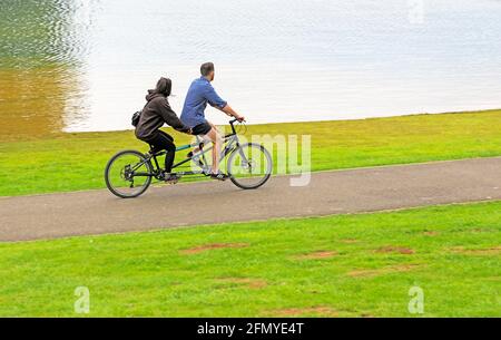 Una coppia in bicicletta in tandem sul sentiero intorno a Rutland Water, Rutland, Inghilterra, Regno Unito Foto Stock