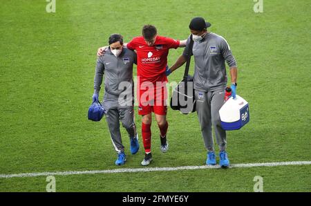 Gelsenkirchen, Germania. 12 maggio 2021. Primo: 12.05.2021, Fuvuball, 1. Bundesliga, stagione 2020/2021, FC Schalke 04 - Hertha BSC Berlin Krzysztof Piatek, infortunio, ferito, è in trattamento credito: Ottmar Inverno/piscina/viafirosportphoto, 48 ore di embargo dopo la fine del gioco per gli utenti secondari !!!! Si applicano le condizioni di utilizzo DELLA PISCINA A !!! | utilizzo in tutto il mondo/dpa/Alamy Live News Foto Stock