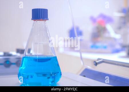 Agitatore orbitale per miscelare, agitare e miscelare campioni biologici in matracci di plastica Foto Stock