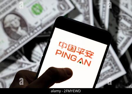 Cina. 21 Apr 2021. In questa illustrazione della foto il logo cinese di un conglomerato di tenuta Ping An Insurance, visualizzato su uno smartphone con la valuta USD (dollaro statunitense) sullo sfondo. Credit: Budrul Chukrut/SOPA Images/ZUMA Wire/Alamy Live News Foto Stock