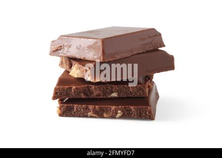 Pila di pezzi di cioccolato con noci isolate su bianco sfondo Foto Stock