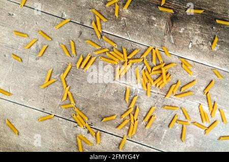 Vista dall'alto piatta delle forme di pasta su un legno piano del tavolo Foto Stock