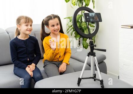 Primo piano foto due bambine prendere selfie, parlare, raccontare, parlare Foto Stock