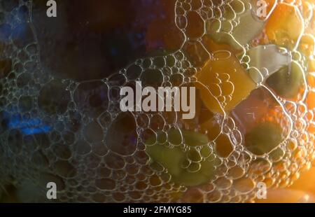 Graniglia estrema di verdure tritate in un vaso trasparente con carote, patate e piselli verdi tra schiuma e bolla formata da wate liquido Foto Stock