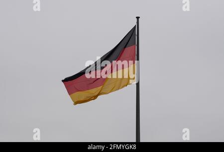 Berlino, Germania. 12 maggio 2021. Una bandiera della Germania ondeggia nel vento. Credit: Paul Zinken/dpa-Zentralbild/dpa/Alamy Live News Foto Stock