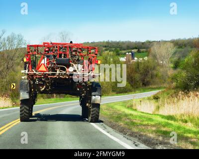 Macchine agricole su una strada di campagna in primavera Foto Stock