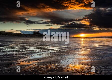 Tramonto di Bamburgh Foto Stock