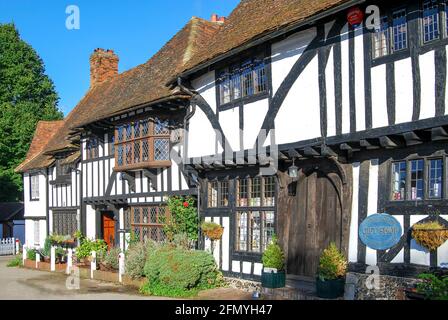 Fila di periodo cottages, Chilham Square, Chilham, Kent, England, Regno Unito Foto Stock