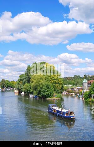 Barca sul Fiume Tamigi dal ponte Maidenhead, Maidenhead, Berkshire, Inghilterra, Regno Unito Foto Stock