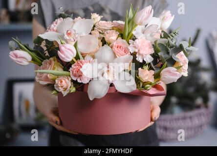 bel bouquet fatto di fiori diversi. fiori colorati mix di colori Foto Stock