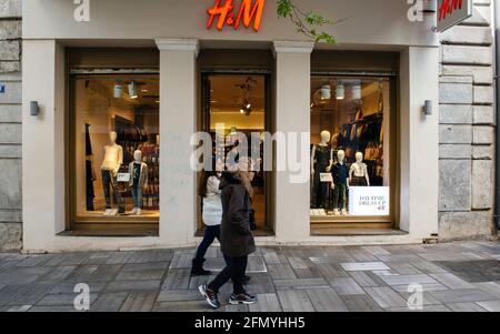 Due donne che camminano di fronte a H e M Hennes E Mauritz AB Foto Stock