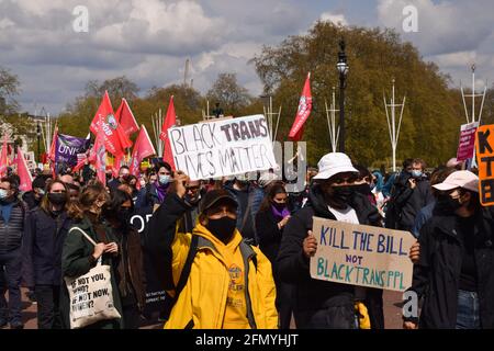 Londra, Regno Unito. 1 maggio 2021. Un dimostratore tiene un cartello Black Trans Lives Matter al Kill the Bill Protestation, The Mall, Westminster. Migliaia di persone hanno marciato attraverso il centro di Londra per protestare contro la polizia, il crimine, le sentenze e i tribunali Bill. Foto Stock