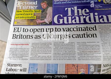 "L'UE deve aprirsi ai britannici vaccinati, come chiede il Regno Unito Attenzione' la prima pagina del titolo del giornale Guardian Covid 19 su 4 maggio 2021 a Londra Inghilterra Regno Unito Foto Stock