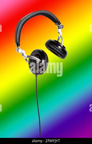 cuffie su sfondo multicolore (lgbt) Foto Stock